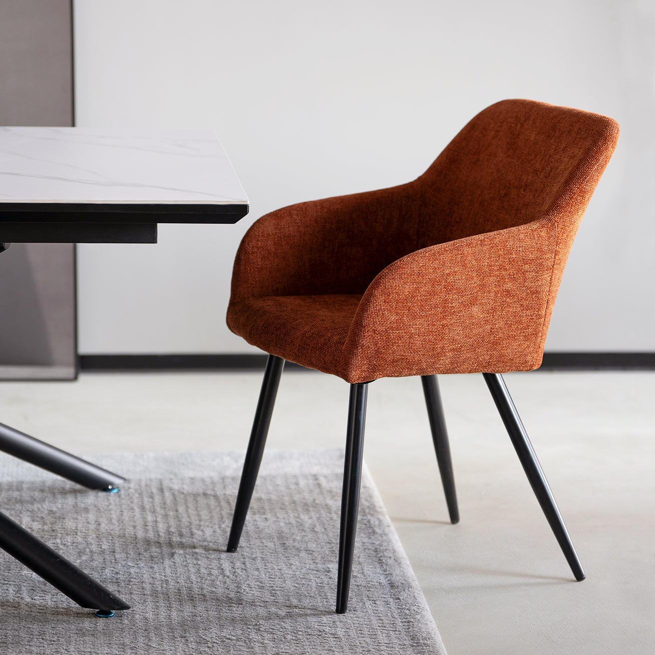 Découvrez OFCASA Frazer Chaises de Salle à Manger en lin — avec une assise matelassée douce, des pieds en métal robustes et un montage simple. Parfaites pour créer un espace repas élégant et chaleureux.