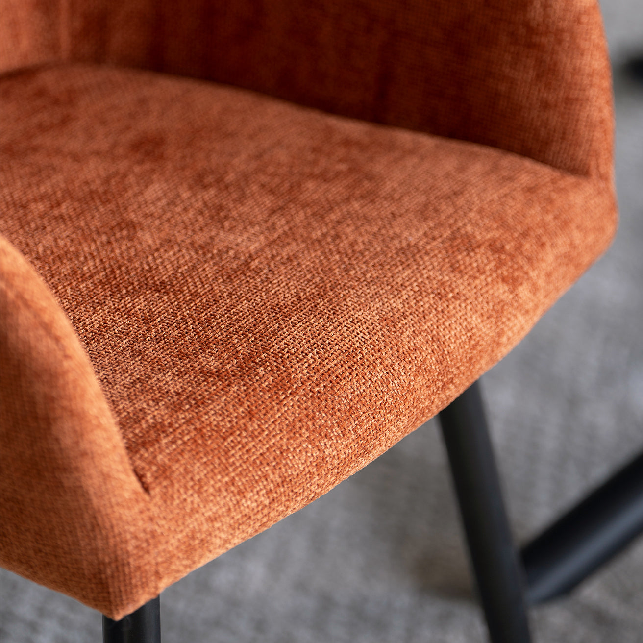 Découvrez OFCASA Frazer Chaises de Salle à Manger en lin — avec une assise matelassée douce, des pieds en métal robustes et un montage simple. Parfaites pour créer un espace repas élégant et chaleureux.