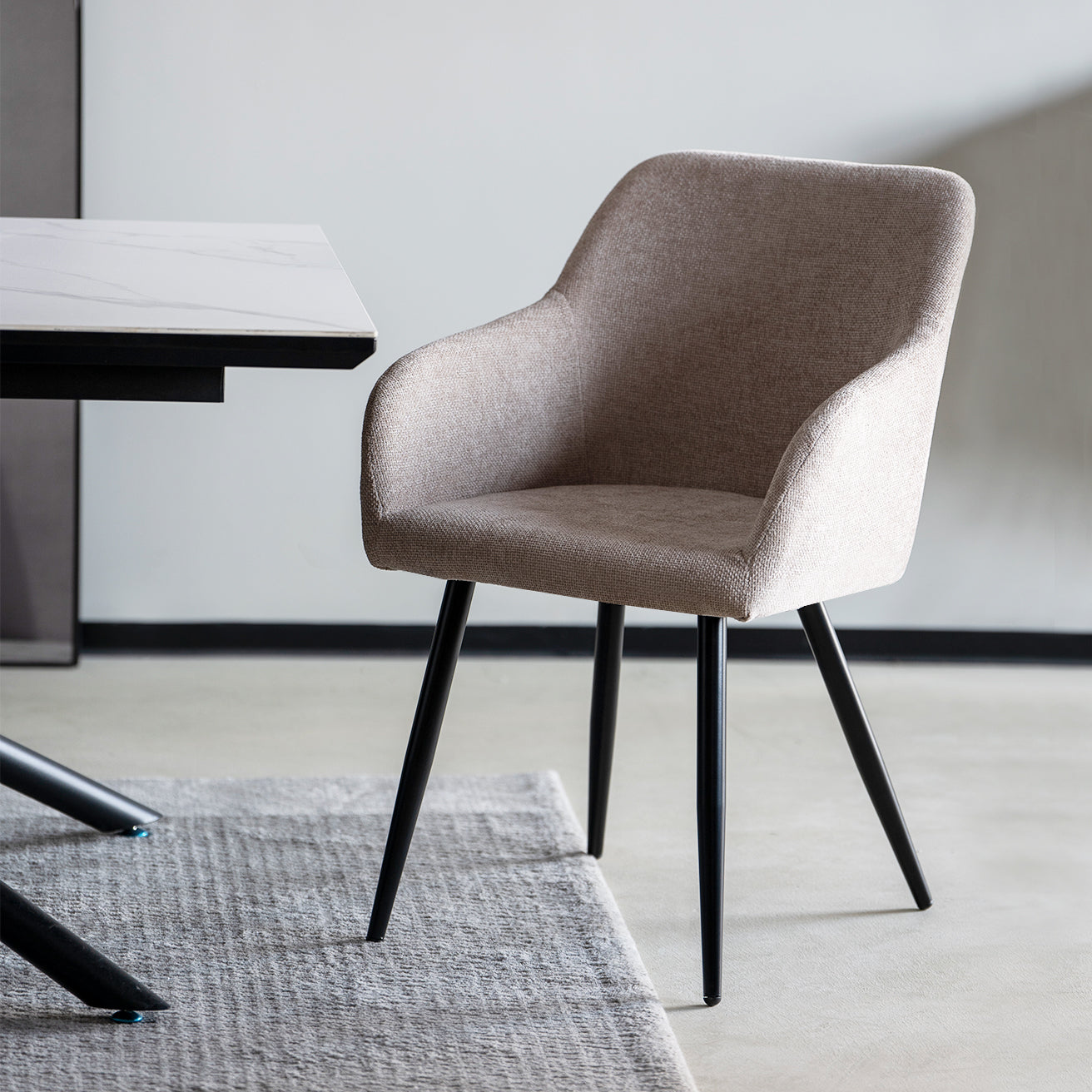 Découvrez OFCASA Frazer Chaises de Salle à Manger en lin — avec une assise matelassée douce, des pieds en métal robustes et un montage simple. Parfaites pour créer un espace repas élégant et chaleureux.