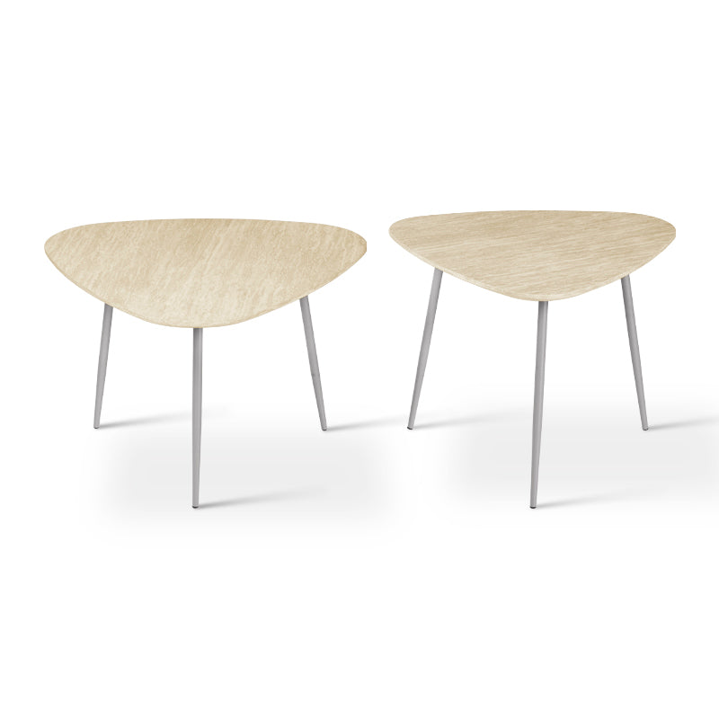 Redéfinissez votre salon avec l’ensemble de tables basses Piper : deux plateaux triangulaires effet travertin portés par de fins pieds en métal pour une touche chic et moderne.