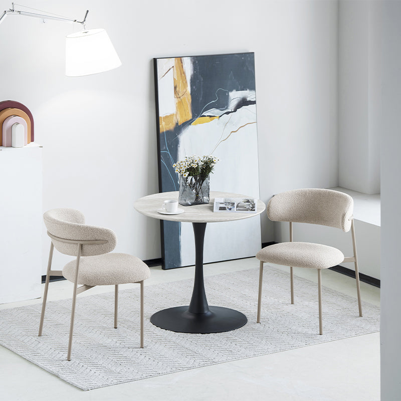 Apportez une touche boutique aux cuisines compactes modernes avec la Table de Salle à Manger Ronde Effet Travertin Tiana d'OFCASA. Plateau effet travertin, base métallique noire solide, facile à nettoyer et montage simple.