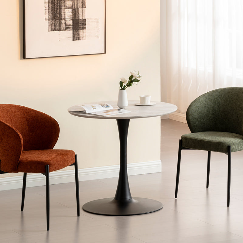 Apportez une touche boutique aux cuisines compactes modernes avec la Table de Salle à Manger Ronde Effet Travertin Tiana d'OFCASA. Plateau effet travertin, base métallique noire solide, facile à nettoyer et montage simple.