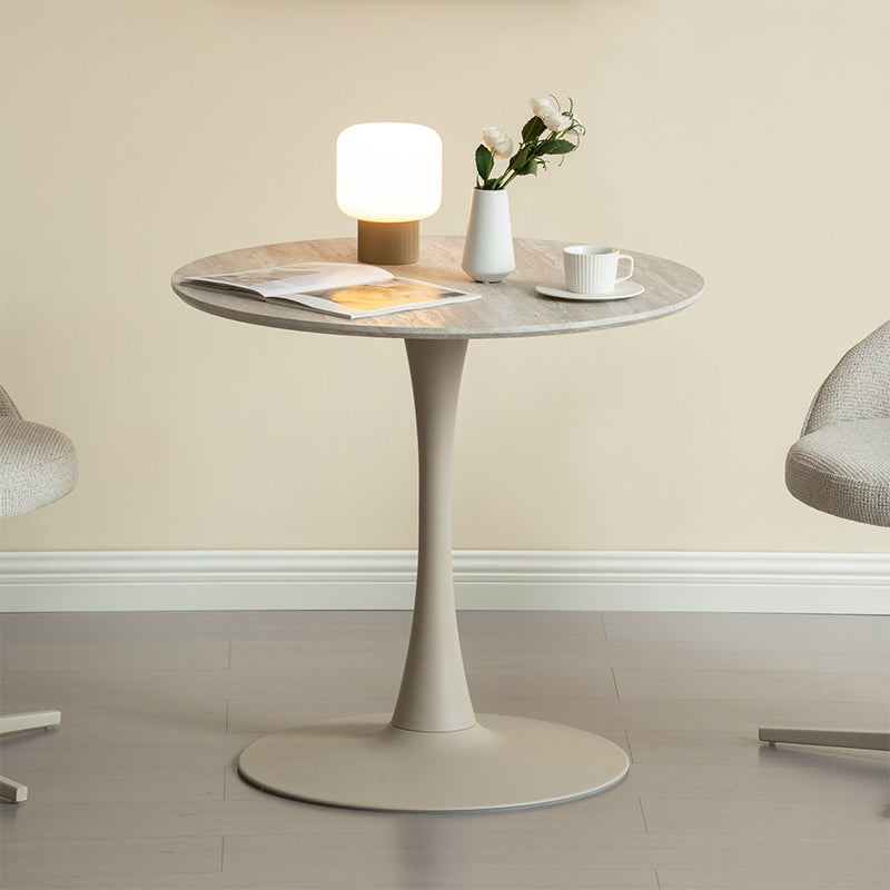 Apportez une touche boutique aux cuisines compactes modernes avec la Table de Salle à Manger Ronde Effet Travertin Tiana d'OFCASA. Plateau effet travertin, base métallique noire solide, facile à nettoyer et montage simple.