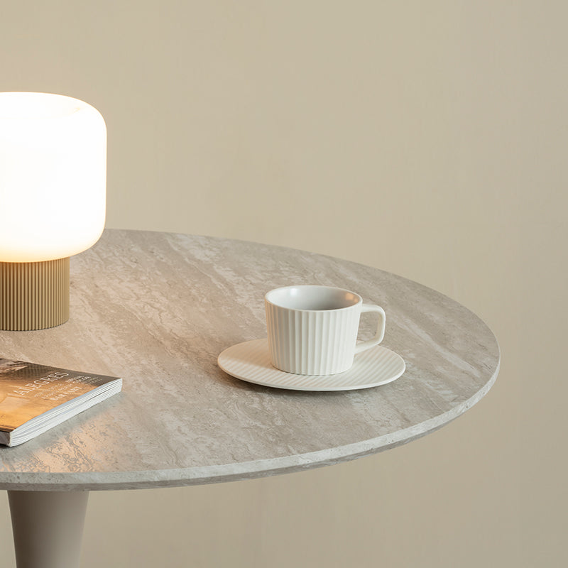 Apportez une touche boutique aux cuisines compactes modernes avec la Table de Salle à Manger Ronde Effet Travertin Tiana d'OFCASA. Plateau effet travertin, base métallique noire solide, facile à nettoyer et montage simple.