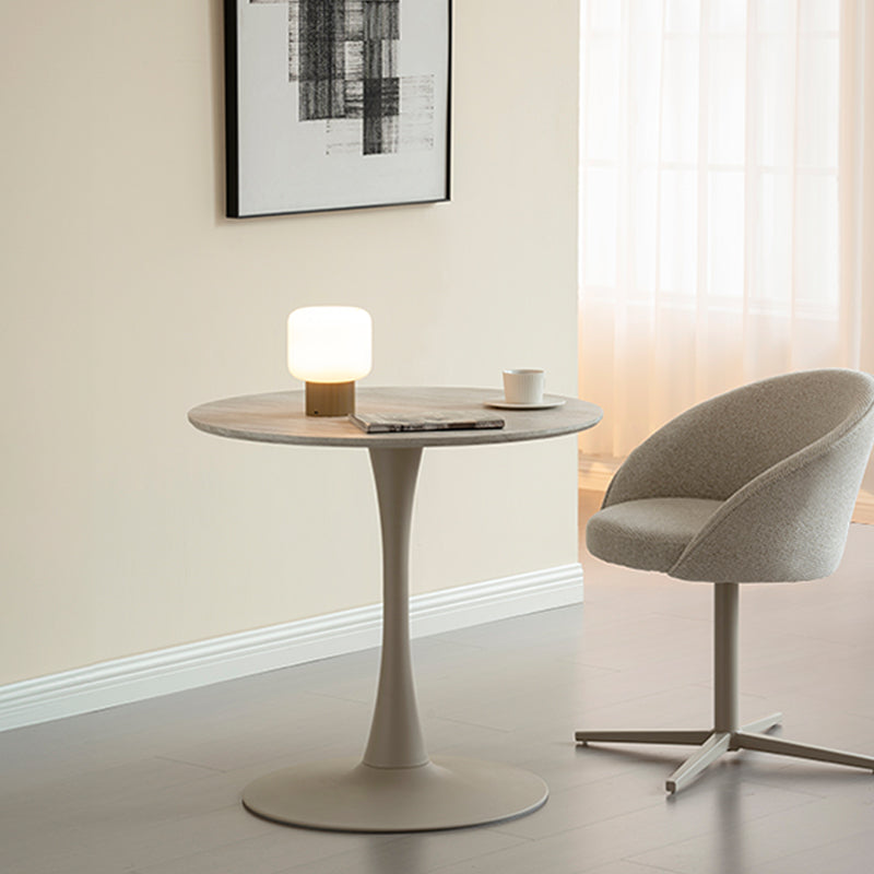 Apportez une touche boutique aux cuisines compactes modernes avec la Table de Salle à Manger Ronde Effet Travertin Tiana d'OFCASA. Plateau effet travertin, base métallique noire solide, facile à nettoyer et montage simple.