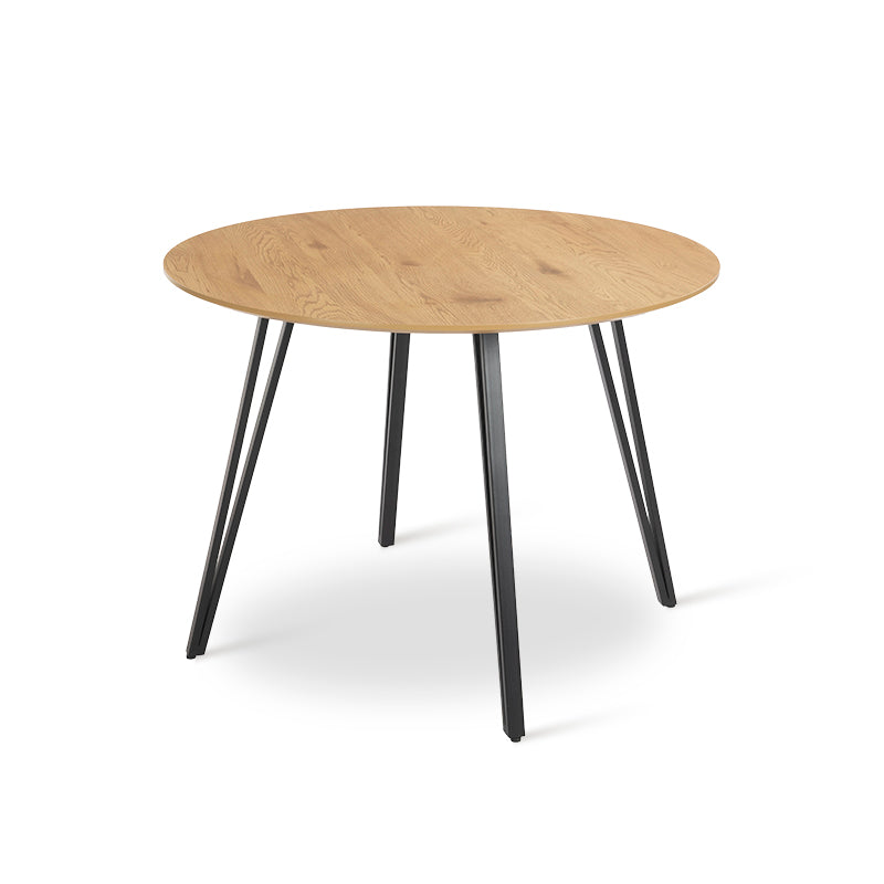 Ajoutez une touche de chaleur scandinave aux intérieurs modernes avec la Table de Salle à Manger Ronde Fareeha de 100 cm d’OFCASA. Plateau en mélamine aspect bois, pieds noirs élégants, durable et facile à nettoyer.