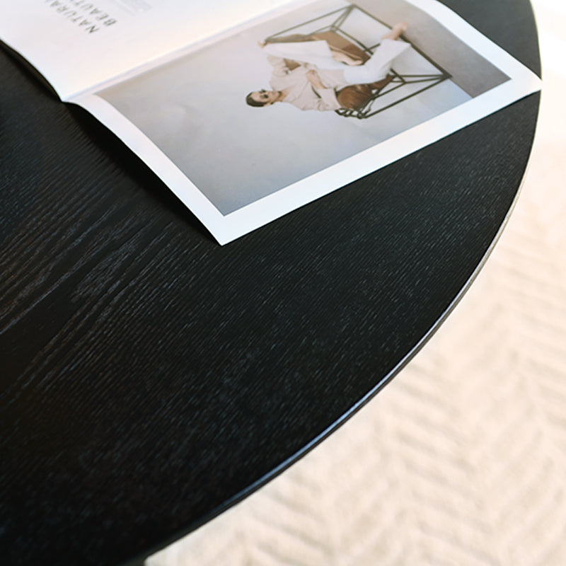 Modernisez votre salle à manger avec la table ronde noire Gemma 120 cm d’OFCASA : plateau en MDF audacieux et base en placage bois pour un style contemporain.