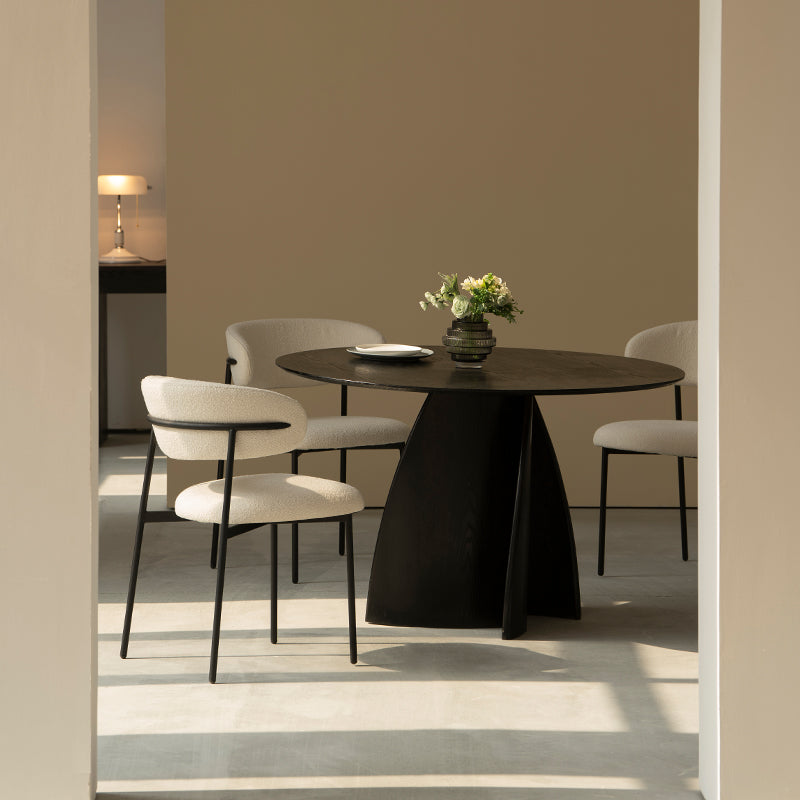 Modernisez votre salle à manger avec la table ronde noire Gemma 120 cm d’OFCASA : plateau en MDF audacieux et base en placage bois pour un style contemporain.