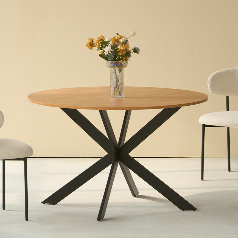 Découvrez la table de salle à manger ronde Tilly d’OFCASA – plateau en mélamine effet bois de 120 cm, pieds en métal en X robustes et montage facile. Parfaite pour accueillir 4 personnes dans les intérieurs modernes.