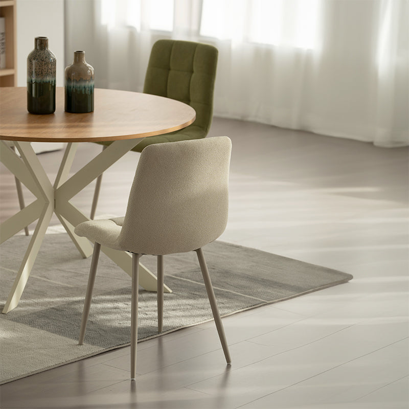 Découvrez la table de salle à manger ronde Tilly d’OFCASA – plateau en mélamine effet bois de 120 cm, pieds en métal en X robustes et montage facile. Parfaite pour accueillir 4 personnes dans les intérieurs modernes.