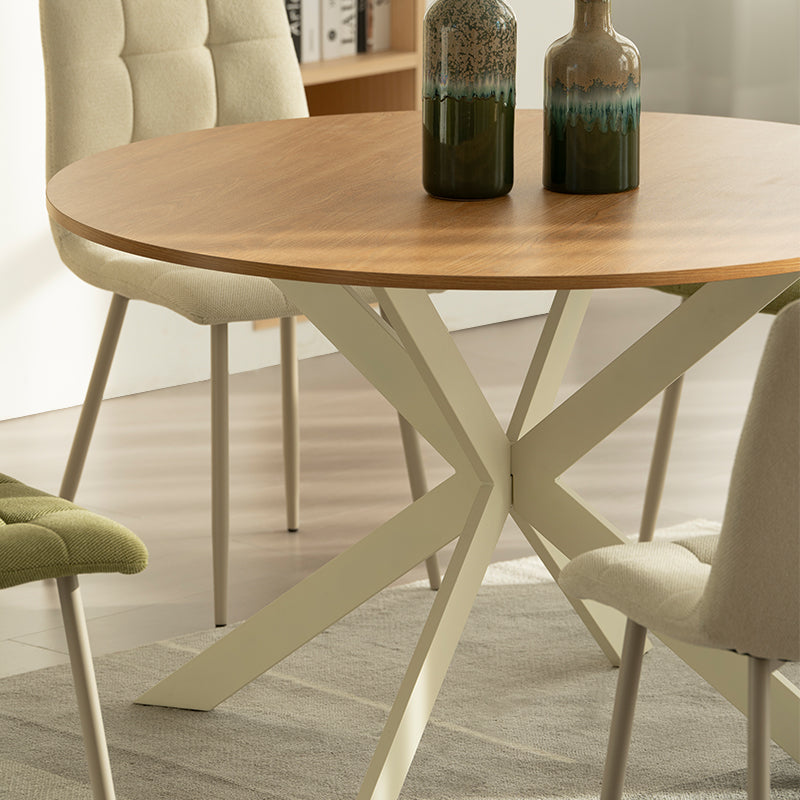 Découvrez la table de salle à manger ronde Tilly d’OFCASA – plateau en mélamine effet bois de 120 cm, pieds en métal en X robustes et montage facile. Parfaite pour accueillir 4 personnes dans les intérieurs modernes.