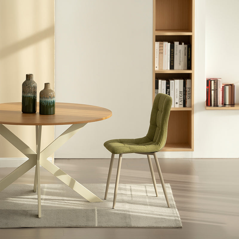 Découvrez la table de salle à manger ronde Tilly d’OFCASA – plateau en mélamine effet bois de 120 cm, pieds en métal en X robustes et montage facile. Parfaite pour accueillir 4 personnes dans les intérieurs modernes.