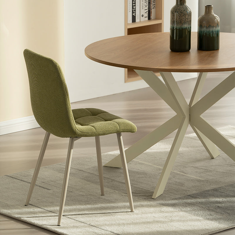 Découvrez la table de salle à manger ronde Tilly d’OFCASA – plateau en mélamine effet bois de 120 cm, pieds en métal en X robustes et montage facile. Parfaite pour accueillir 4 personnes dans les intérieurs modernes.