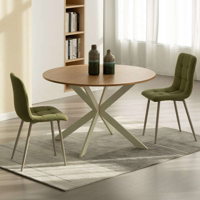 Découvrez la table de salle à manger ronde Tilly d’OFCASA – plateau en mélamine effet bois de 120 cm, pieds en métal en X robustes et montage facile. Parfaite pour accueillir 4 personnes dans les intérieurs modernes.