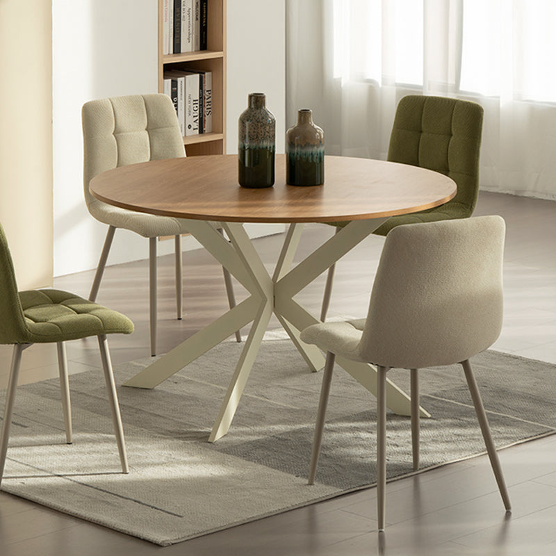 Découvrez la table de salle à manger ronde Tilly d’OFCASA – plateau en mélamine effet bois de 120 cm, pieds en métal en X robustes et montage facile. Parfaite pour accueillir 4 personnes dans les intérieurs modernes.