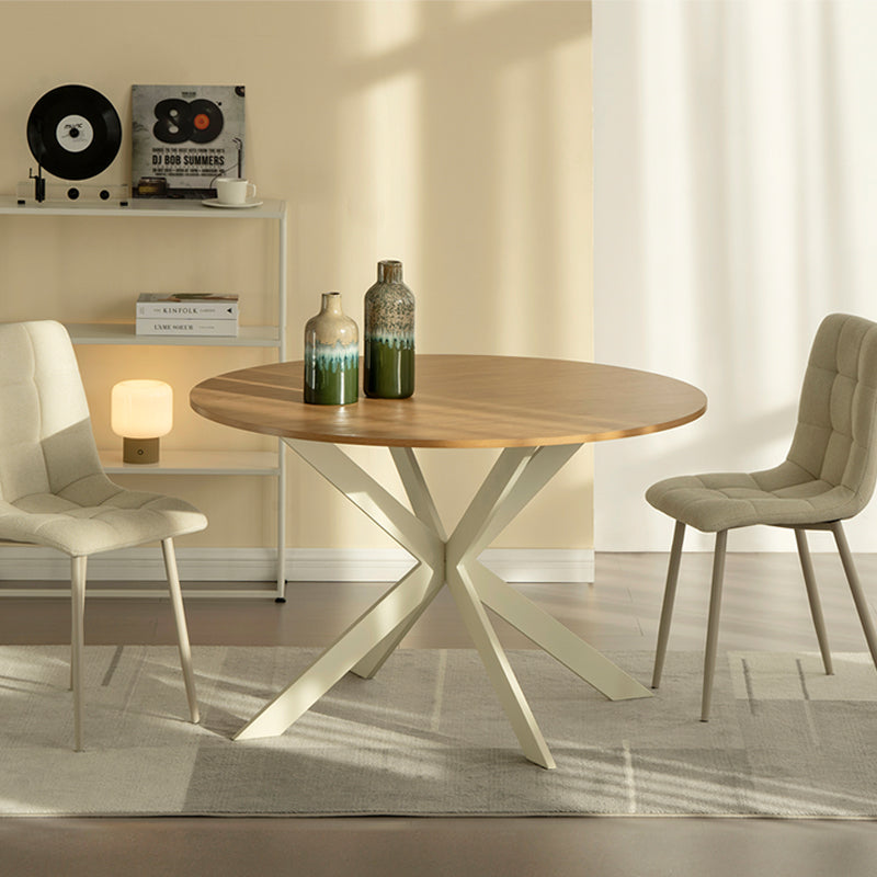 Découvrez la table de salle à manger ronde Tilly d’OFCASA – plateau en mélamine effet bois de 120 cm, pieds en métal en X robustes et montage facile. Parfaite pour accueillir 4 personnes dans les intérieurs modernes.
