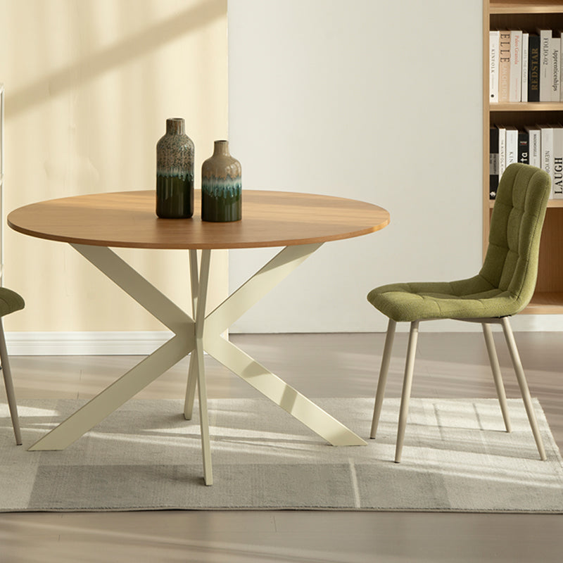 Découvrez la table de salle à manger ronde Tilly d’OFCASA – plateau en mélamine effet bois de 120 cm, pieds en métal en X robustes et montage facile. Parfaite pour accueillir 4 personnes dans les intérieurs modernes.