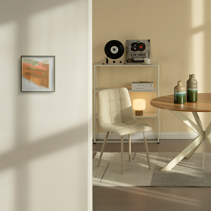 Découvrez la table de salle à manger ronde Tilly d’OFCASA – plateau en mélamine effet bois de 120 cm, pieds en métal en X robustes et montage facile. Parfaite pour accueillir 4 personnes dans les intérieurs modernes.