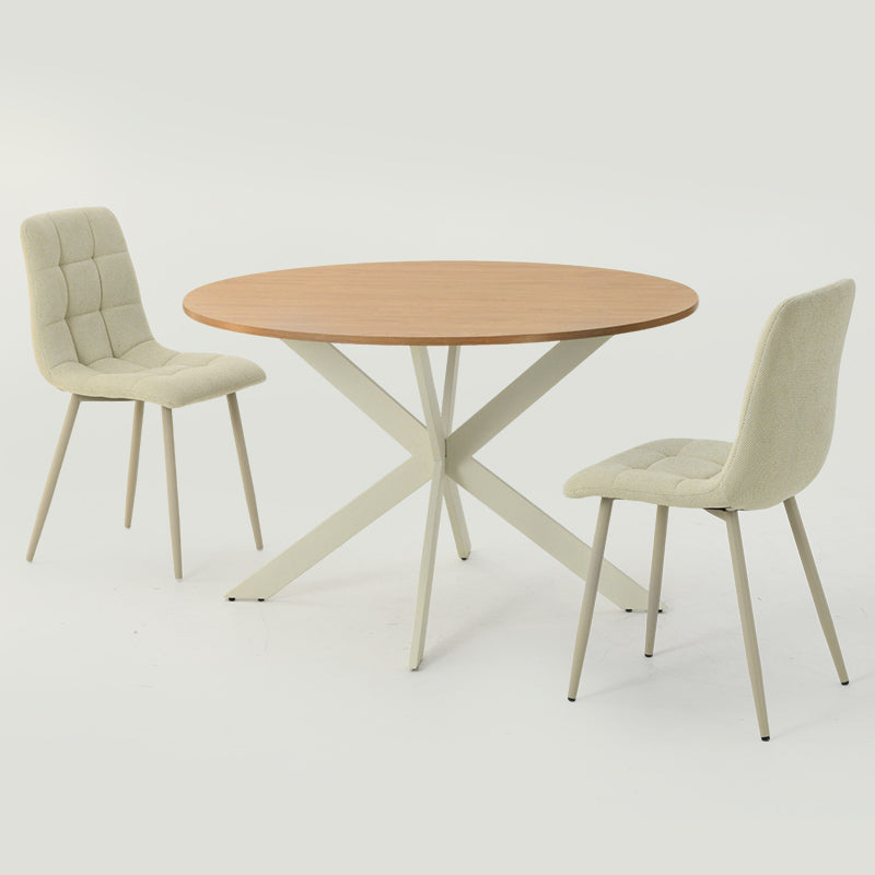 Découvrez la table de salle à manger ronde Tilly d’OFCASA – plateau en mélamine effet bois de 120 cm, pieds en métal en X robustes et montage facile. Parfaite pour accueillir 4 personnes dans les intérieurs modernes.