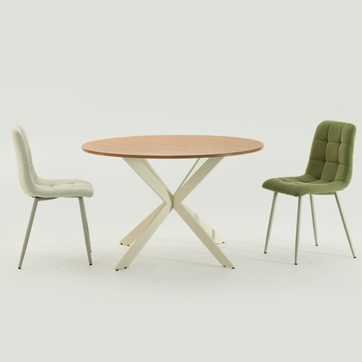 Découvrez la table de salle à manger ronde Tilly d’OFCASA – plateau en mélamine effet bois de 120 cm, pieds en métal en X robustes et montage facile. Parfaite pour accueillir 4 personnes dans les intérieurs modernes.