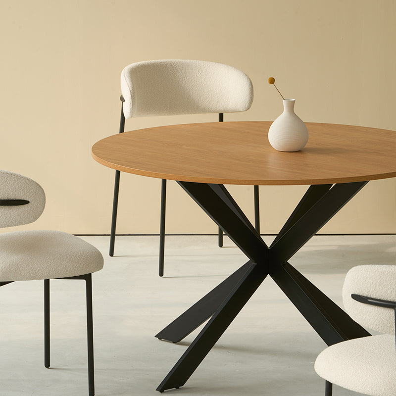 Découvrez la table de salle à manger ronde Tilly d’OFCASA – plateau en mélamine effet bois de 120 cm, pieds en métal en X robustes et montage facile. Parfaite pour accueillir 4 personnes dans les intérieurs modernes.