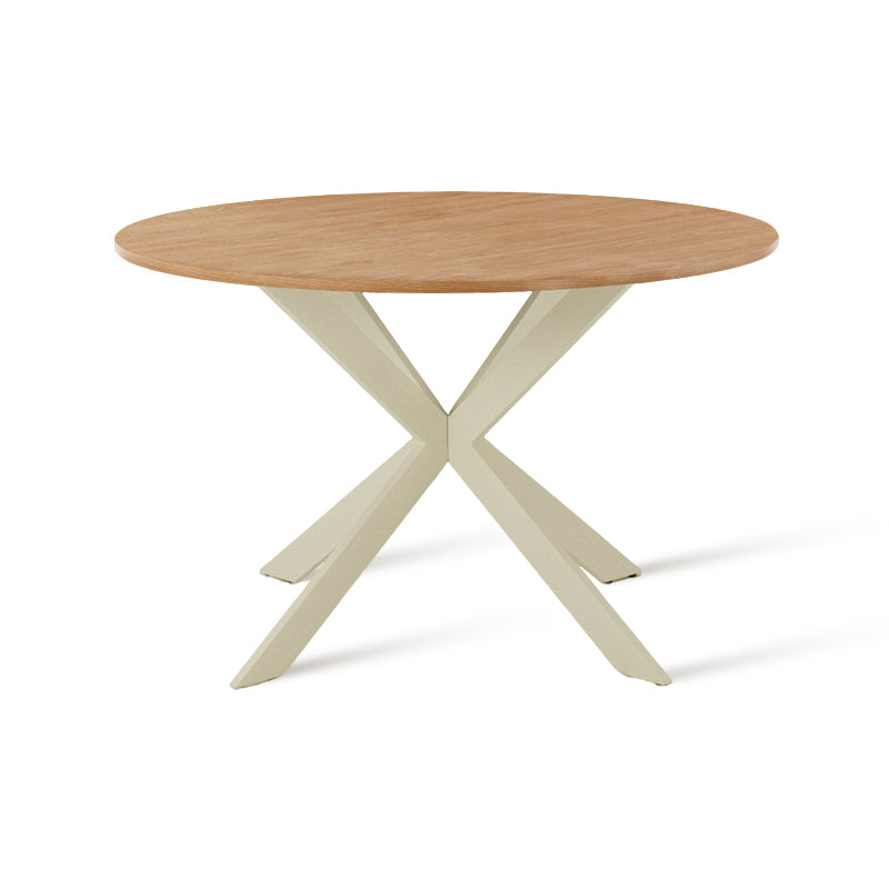 Découvrez la table de salle à manger ronde Tilly d’OFCASA – plateau en mélamine effet bois de 120 cm, pieds en métal en X robustes et montage facile. Parfaite pour accueillir 4 personnes dans les intérieurs modernes.