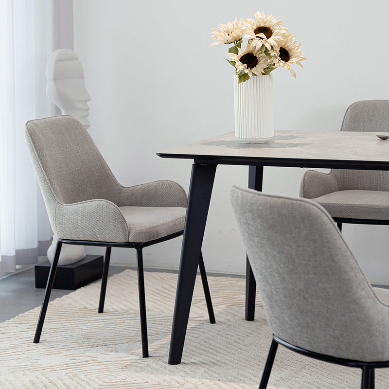 Découvrez la table Valdez d’OFCASA : plateau effet marbre gris de 140 cm, pieds en métal noir robustes et montage facile. Parfaite pour les salles à manger modernes.