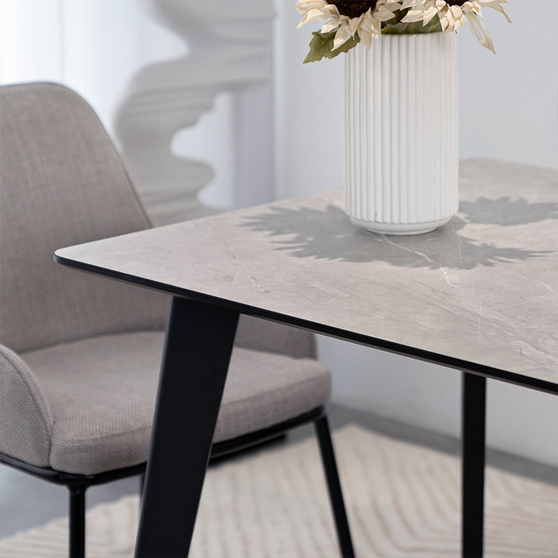 Découvrez la table Valdez d’OFCASA : plateau effet marbre gris de 140 cm, pieds en métal noir robustes et montage facile. Parfaite pour les salles à manger modernes.