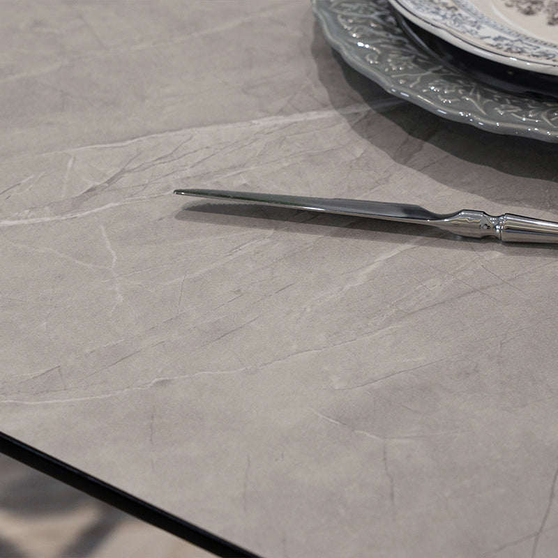 Découvrez la table Valdez d’OFCASA : plateau effet marbre gris de 140 cm, pieds en métal noir robustes et montage facile. Parfaite pour les salles à manger modernes.
