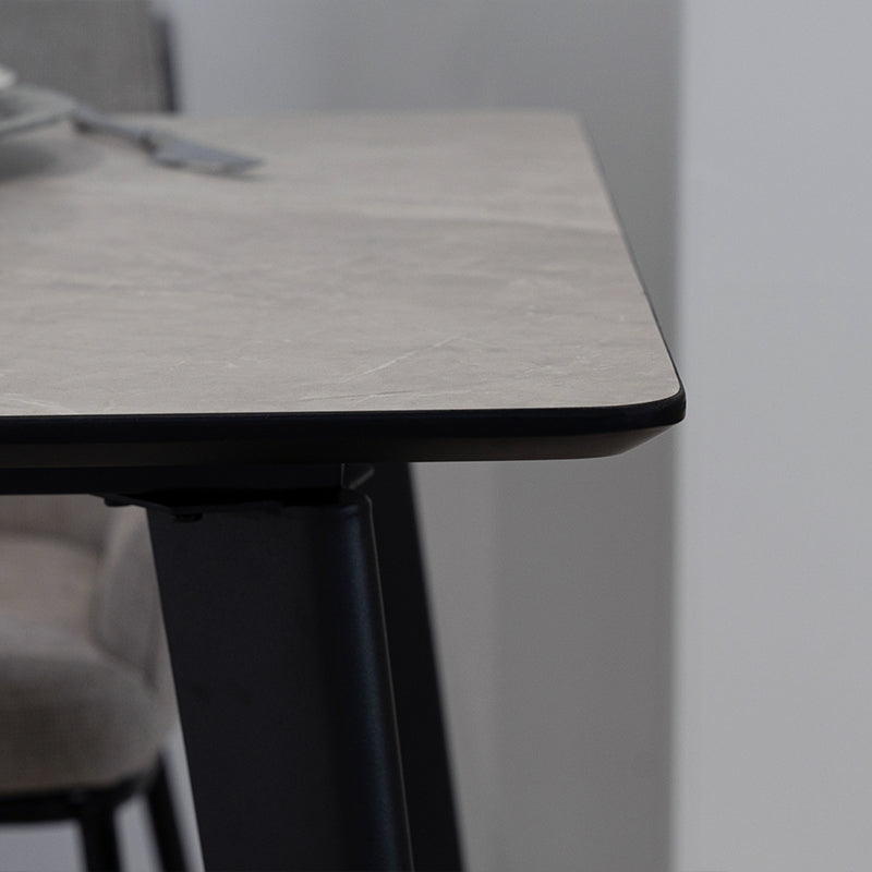 Découvrez la table Valdez d’OFCASA : plateau effet marbre gris de 140 cm, pieds en métal noir robustes et montage facile. Parfaite pour les salles à manger modernes.