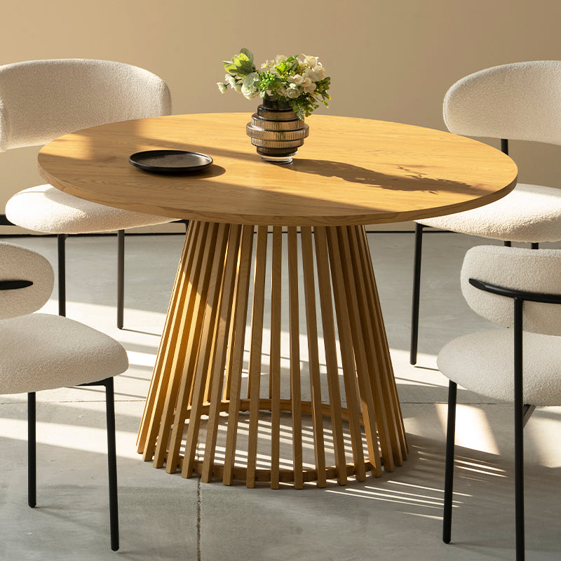 Découvrez la Table de salle à manger ronde Veronica 120 cm d’OFCASA, avec un plateau imitation chêne et une base métallique design. Idéale pour une table avec 4 chaises dans les intérieurs contemporains.