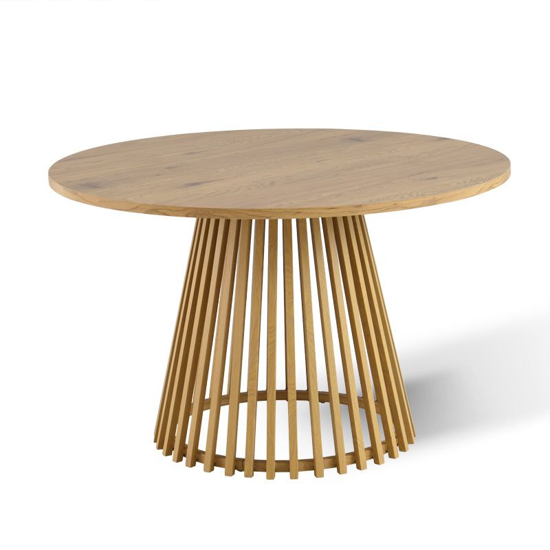 Découvrez la Table de salle à manger ronde Veronica 120 cm d’OFCASA, avec un plateau imitation chêne et une base métallique design. Idéale pour une table avec 4 chaises dans les intérieurs contemporains.