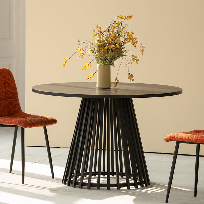 Découvrez la Table de salle à manger ronde Veronica 120 cm d’OFCASA, avec un plateau imitation chêne et une base métallique design. Idéale pour une table avec 4 chaises dans les intérieurs contemporains.