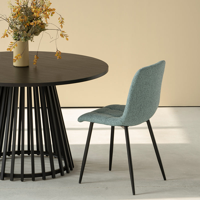 Découvrez la Table de salle à manger ronde Veronica 120 cm d’OFCASA, avec un plateau imitation chêne et une base métallique design. Idéale pour une table avec 4 chaises dans les intérieurs contemporains.