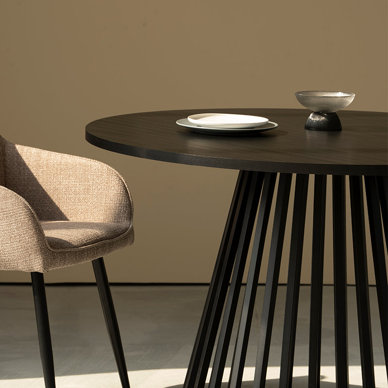 Découvrez la Table de salle à manger ronde Veronica 120 cm d’OFCASA, avec un plateau imitation chêne et une base métallique design. Idéale pour une table avec 4 chaises dans les intérieurs contemporains.