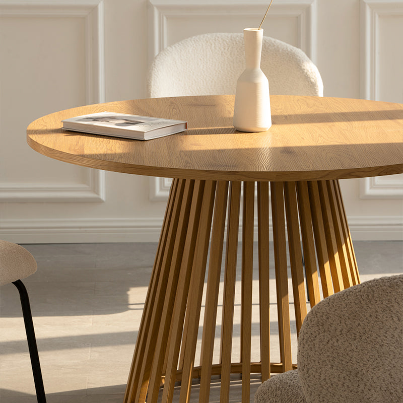 Découvrez la Table de salle à manger ronde Veronica 120 cm d’OFCASA, avec un plateau imitation chêne et une base métallique design. Idéale pour une table avec 4 chaises dans les intérieurs contemporains.