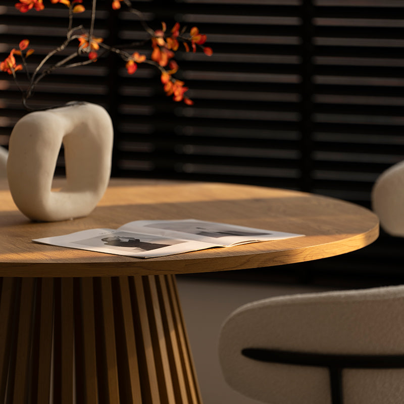 Découvrez la Table de salle à manger ronde Veronica 120 cm d’OFCASA, avec un plateau imitation chêne et une base métallique design. Idéale pour une table avec 4 chaises dans les intérieurs contemporains britanniques.