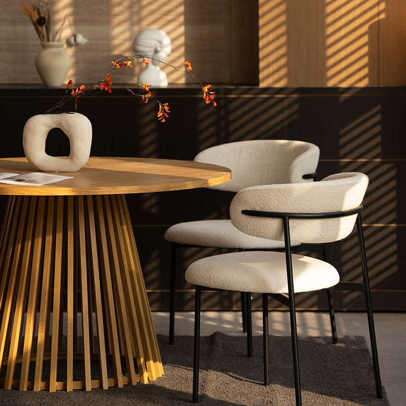 Découvrez la Table de salle à manger ronde Veronica 120 cm d’OFCASA, avec un plateau imitation chêne et une base métallique design. Idéale pour une table avec 4 chaises dans les intérieurs contemporains.