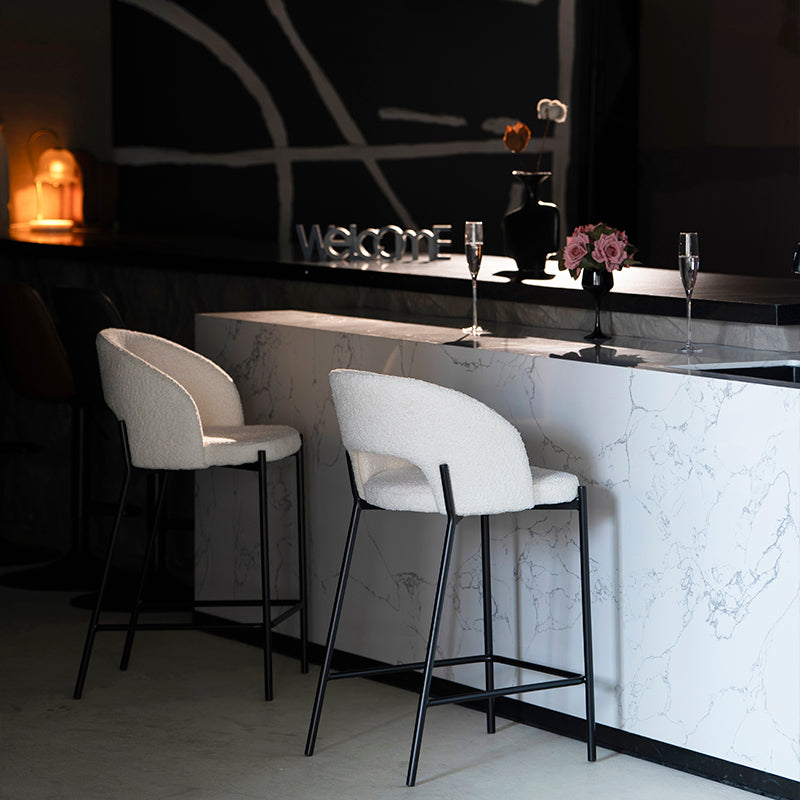 Détendez-vous avec style grâce aux tabourets de bar Esme d’OFCASA — assises en bouclé doux et pieds métalliques fins pour un confort chic autour de votre îlot de cuisine ou bar à petit-déjeuner.