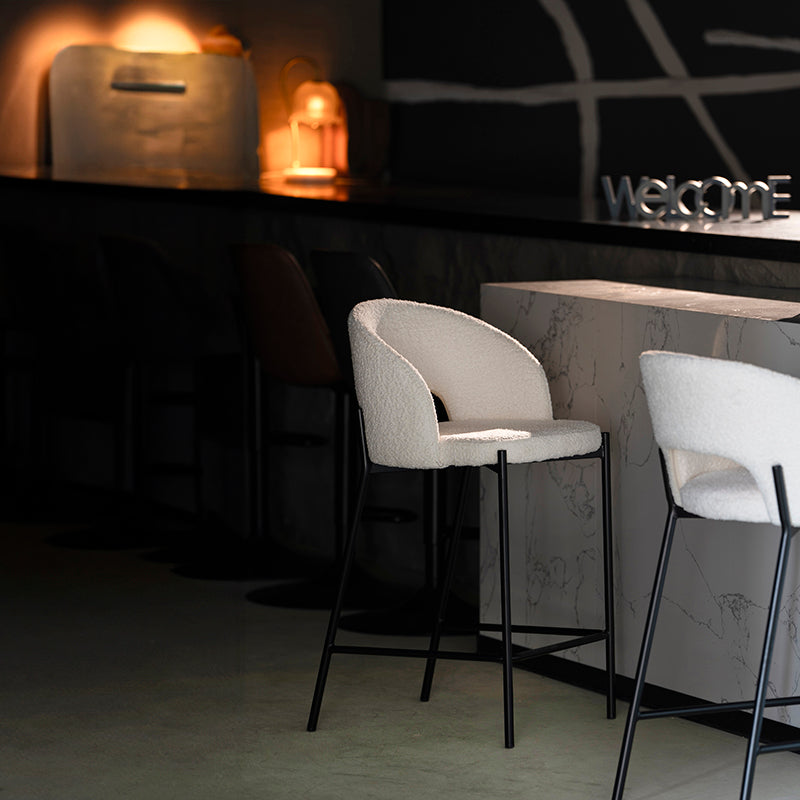 Détendez-vous avec style grâce aux tabourets de bar Esme d’OFCASA — assises en bouclé doux et pieds métalliques fins pour un confort chic autour de votre îlot de cuisine ou bar à petit-déjeuner.