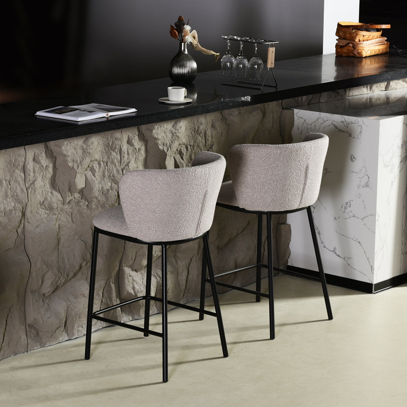 Rafraîchissez votre coin bar ou votre espace petit-déjeuner avec les Tabourets de Bar Karin d’OFCASA. Un revêtement doux en bouclé, un large dossier confortable et une structure métallique robuste de 65 cm pour un style élégant dans les maisons modernes.