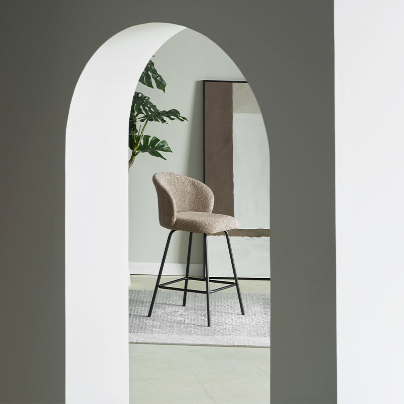 Sublimez votre îlot de cuisine avec les OFCASA Yasin Tabourets de cuisine en tissu bouclé. Revêtement en tissu bouclé doux et structure métallique robuste pour un siège confortable et élégant, parfait pour les intérieurs modernes.