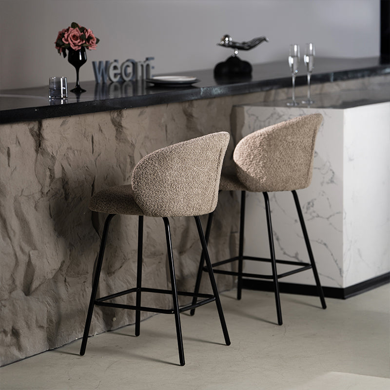 Sublimez votre îlot de cuisine avec les OFCASA Yasin Tabourets de cuisine en tissu bouclé. Revêtement en tissu bouclé doux et structure métallique robuste pour un siège confortable et élégant, parfait pour les intérieurs modernes.