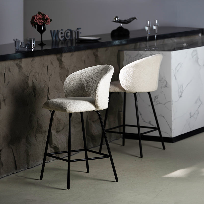 Sublimez votre îlot de cuisine avec les OFCASA Yasin Tabourets de cuisine en tissu bouclé. Revêtement en tissu bouclé doux et structure métallique robuste pour un siège confortable et élégant, parfait pour les intérieurs modernes.