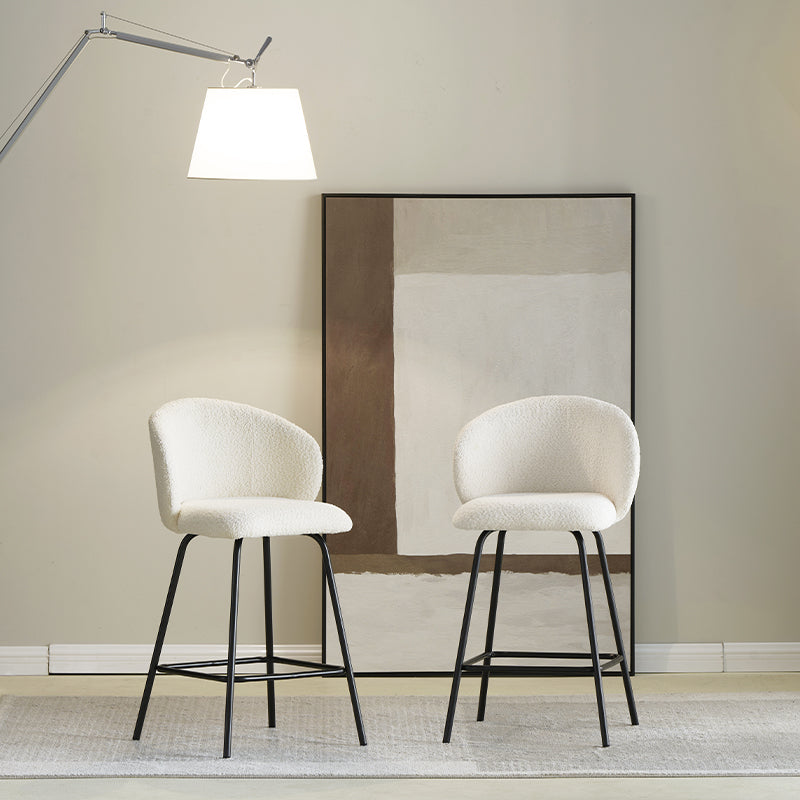 Sublimez votre îlot de cuisine avec les OFCASA Yasin Tabourets de cuisine en tissu bouclé. Revêtement en tissu bouclé doux et structure métallique robuste pour un siège confortable et élégant, parfait pour les intérieurs modernes.