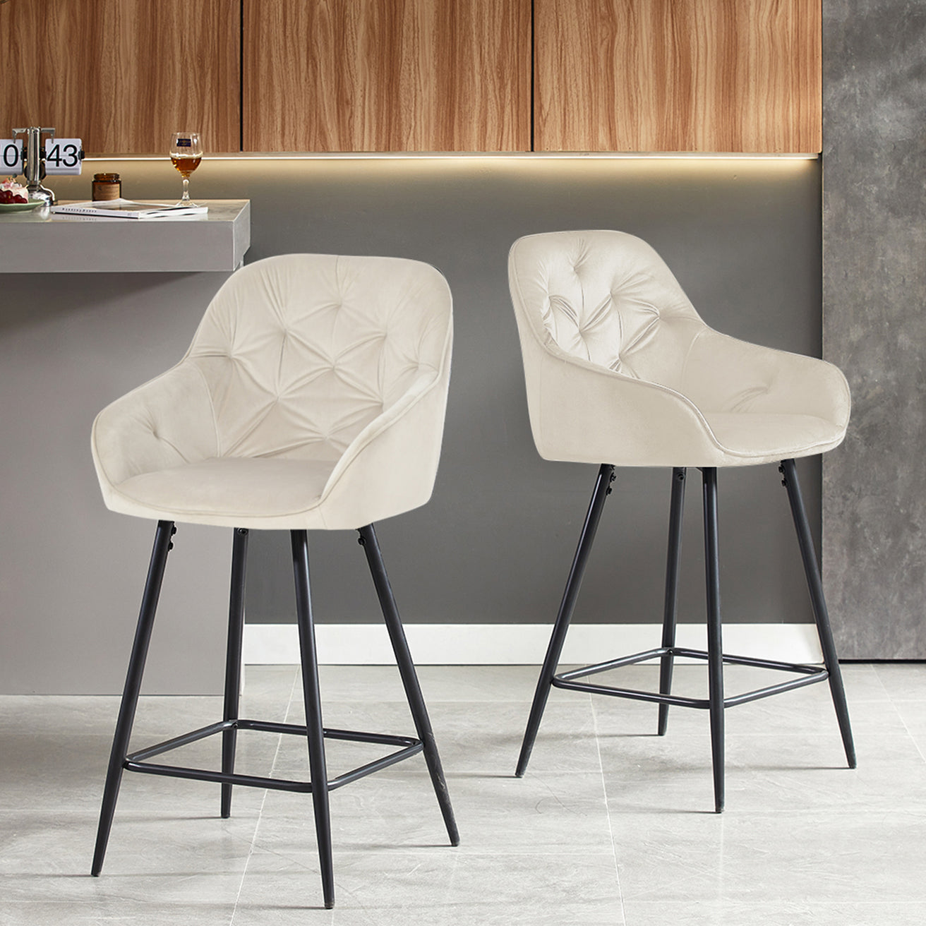 Tabouret de bar design Keaton OFCASA en simili-cuir beige, dossier haut et piètement métal noir – Idéal pour îlots de cuisine modernes