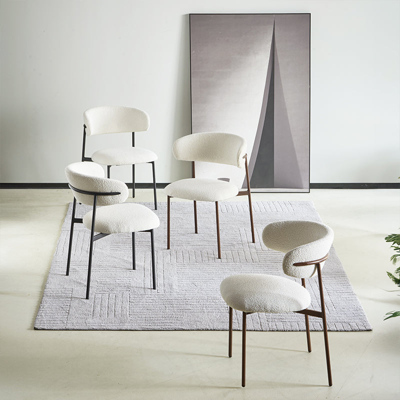 Quatre chaises Zahra autour d'une table à manger, tissu beige et pieds en bois clair, style épuré