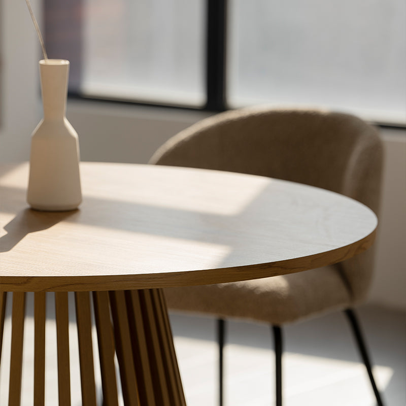 Découvrez la Table de salle à manger ronde Veronica 120 cm d’OFCASA, avec un plateau imitation chêne et une base métallique design. Idéale pour une table avec 4 chaises dans les intérieurs contemporains.