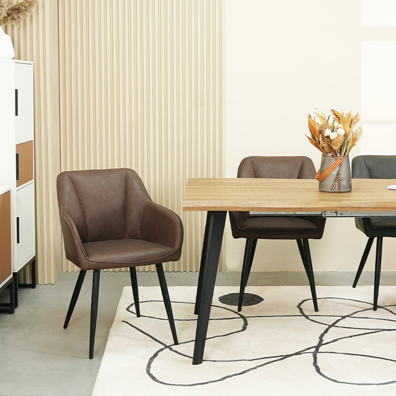 Lot de 4 chaises design Sienna d'OFCASA avec assise rembourrée grise et pieds métal noir, autour d'une table en bois,Chaise de salle à manger Sienna en contexte réel, montrant son dossier ergonomique et son style contemporain