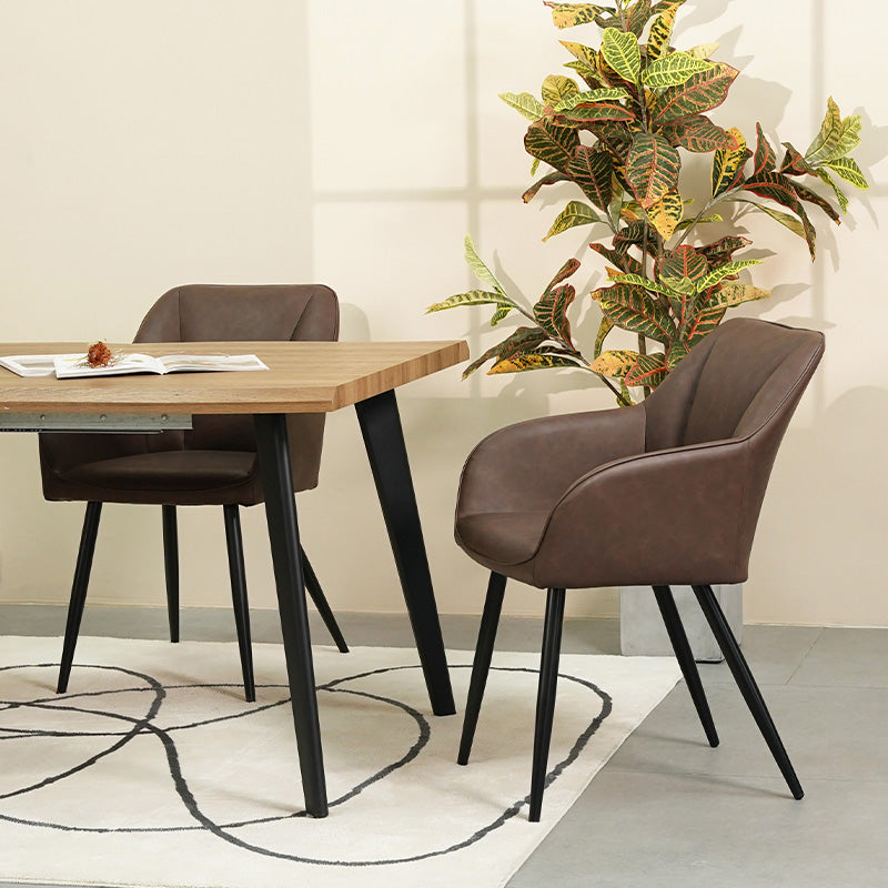 Lot de 4 chaises design Sienna d'OFCASA avec assise rembourrée grise et pieds métal noir, autour d'une table en bois,Chaise de salle à manger Sienna en contexte réel, montrant son dossier ergonomique et son style contemporain